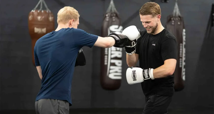 Bokstraining bij BOKS Leiden met stoottechnieken op de handschoenen