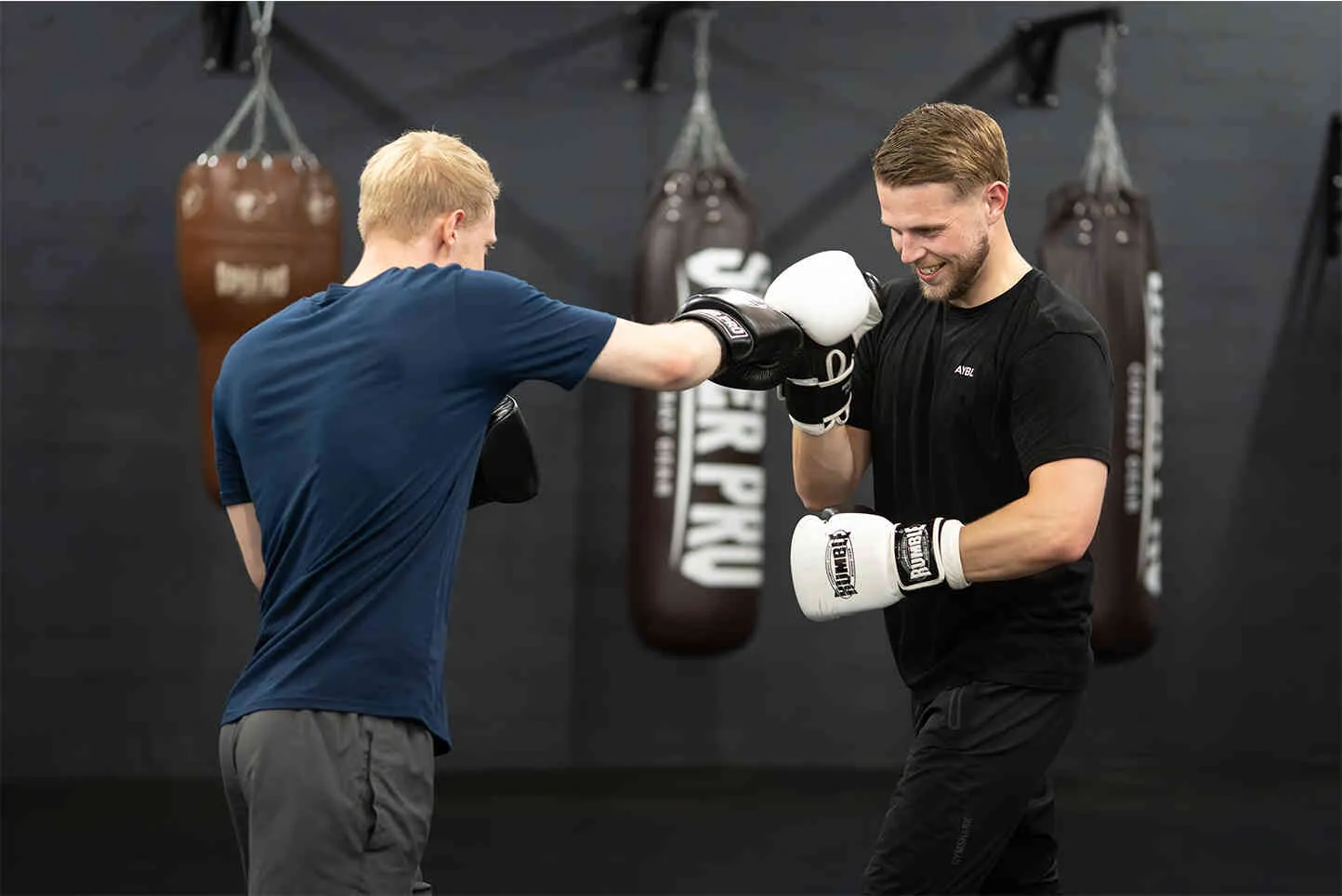 Bokstraining bij BOKS Leiden met stoottechnieken op de handschoenen