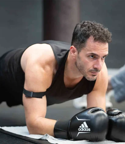 Conditietraining op de bokszak tijdens de zaktraining bij BOKS Leiden