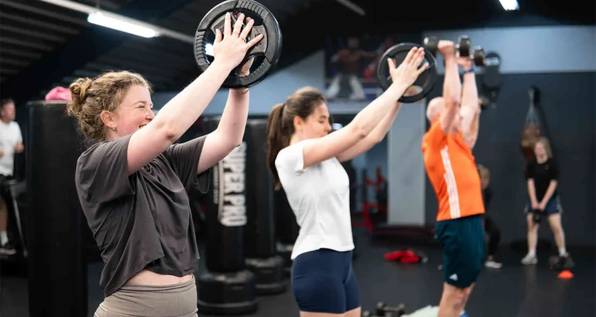 Fitboxing Leiden circuittraining Circuittraining met halters tijdens fitboxing bij BOKS Leiden