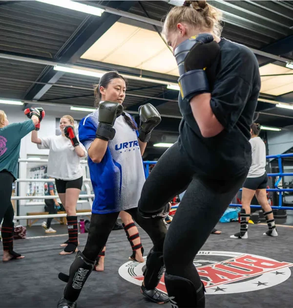 Kickboksen voor vrouwen Leiden begeleiding Trainer begeleidt vrouwen tijdens de kickboksles bij BOKS Leiden