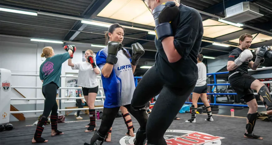 Kickboksen voor vrouwen Leiden begeleiding Trainer begeleidt vrouwen tijdens de kickboksles bij BOKS Leiden