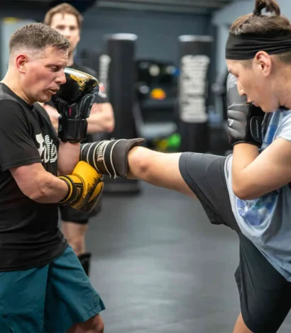 Kickboksers trainen op de bokszak bij BOKS Leiden