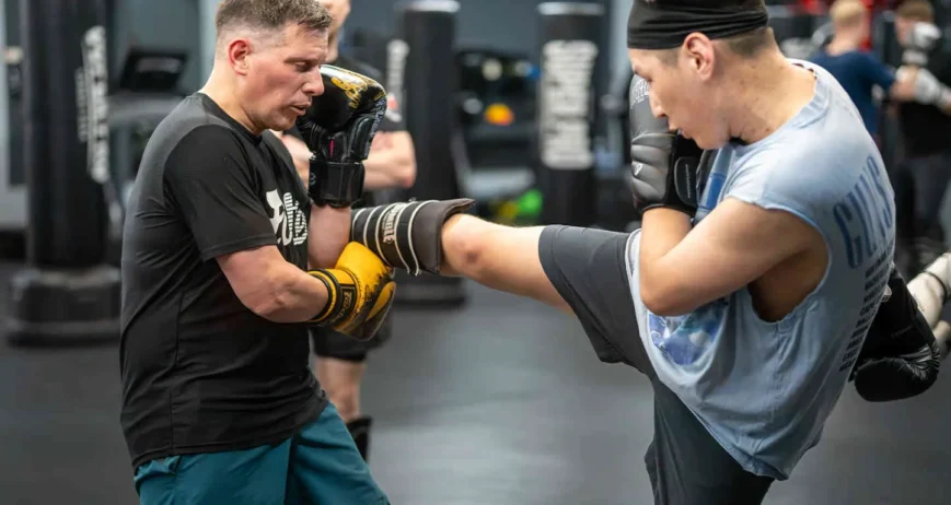 Kickboksers trainen op de bokszak bij BOKS Leiden
