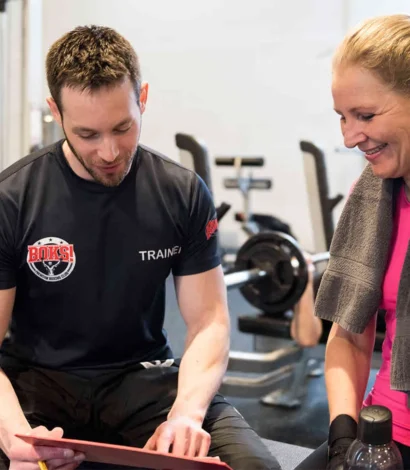 Bokstrainer begeleidt sporter tijdens personal training bij BOKS Leiden