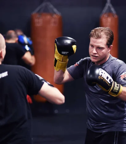 Bokstraining met stoottechnieken op de handschoenen bij BOKS Zoetermeer