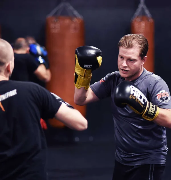Bokslessen Zoetermeer Bokstraining met stoottechnieken op de handschoenen bij BOKS Zoetermeer