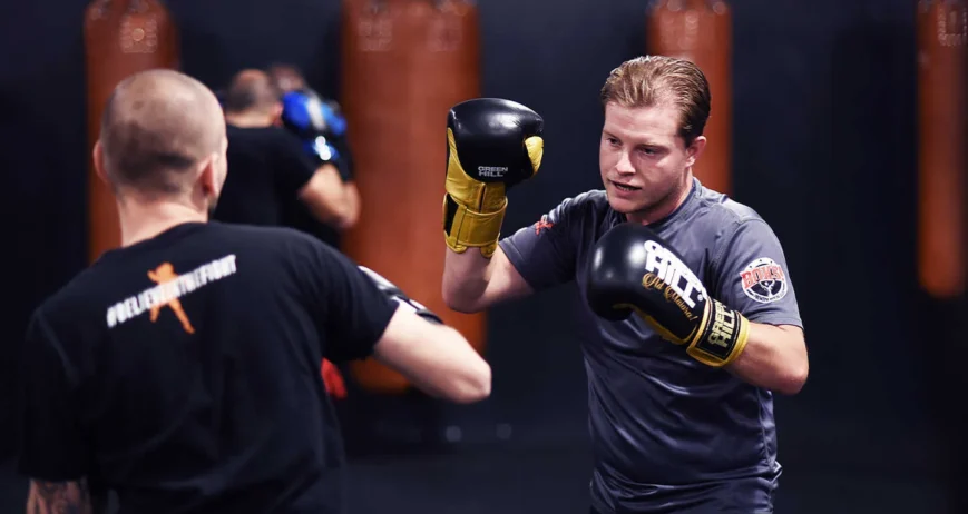 Bokstraining met stoottechnieken op de handschoenen bij BOKS Zoetermeer