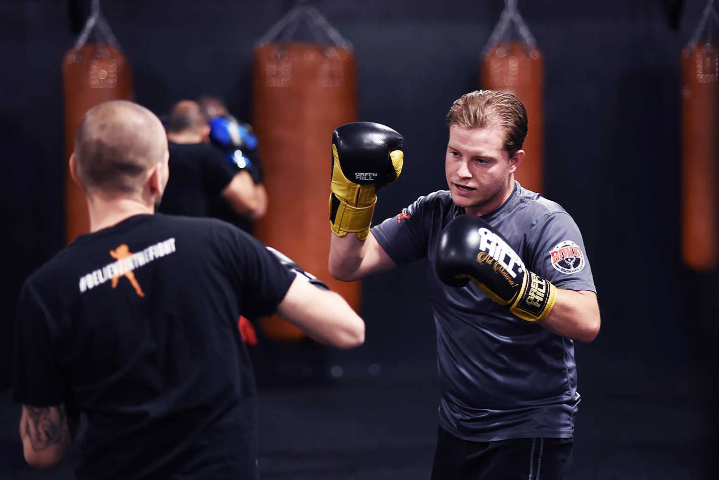 Bokstraining met stoottechnieken op de handschoenen bij BOKS Zoetermeer