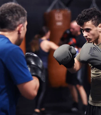 Bokslessen Zoetermeer begeleiding Trainer begeleidt bokser tijdens de les bij BOKS Zoetermeer
