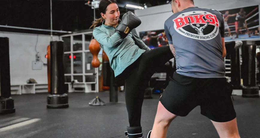 Vrouwen oefenen traptechnieken tijdens de dames kickboksles bij BOKS Zoetermeer