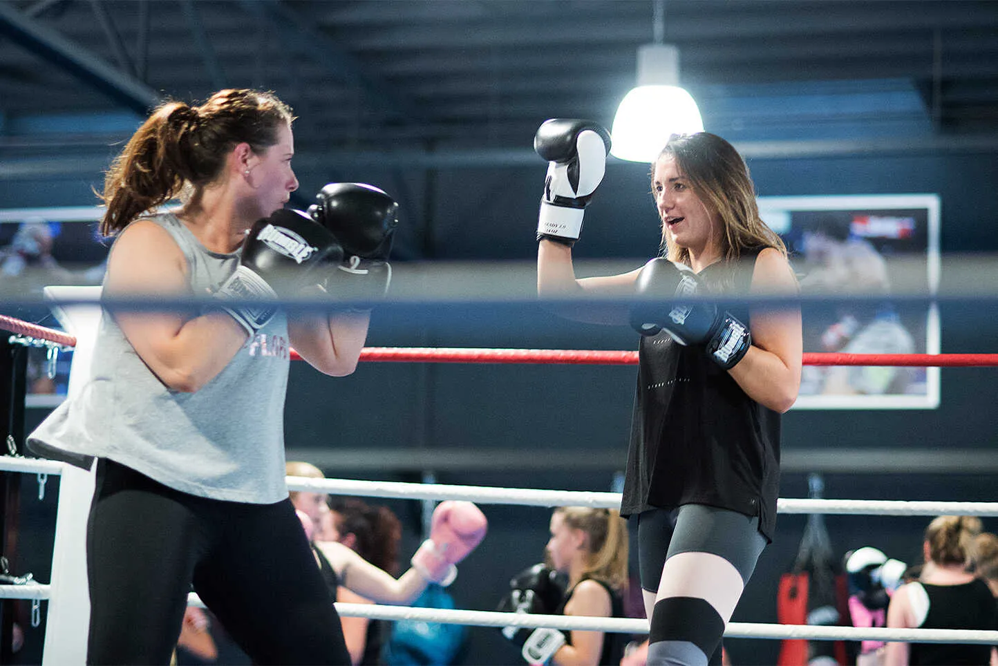 Vrouwen trainen op de bokszak tijdens de dames boksles bij BOKS Zoetermeer
