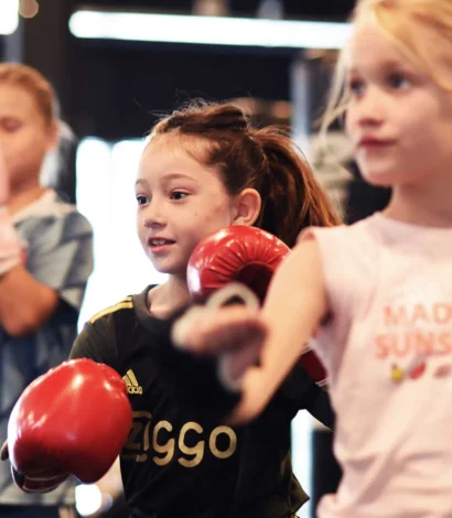 Jeugd traint op de bokszak tijdens de jeugdboksles bij BOKS Zoetermeer