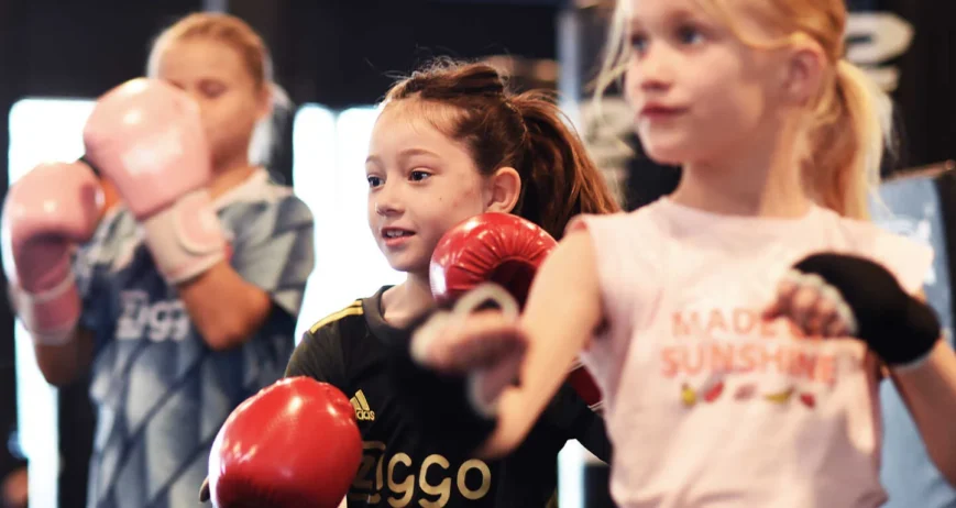 Jeugd traint op de bokszak tijdens de jeugdboksles bij BOKS Zoetermeer