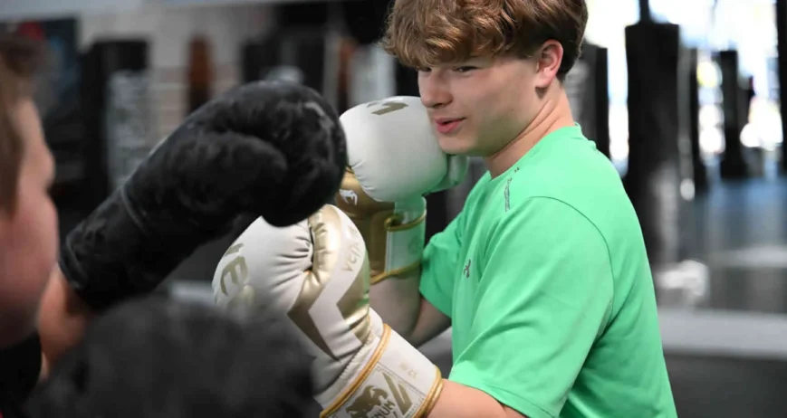 Kickbokstraining voor kinderen met trapoefeningen bij BOKS Leiden