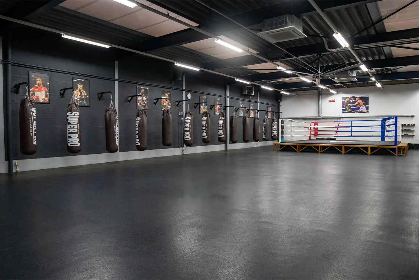 Trainingsvloer en sfeer in de boksschool BOKS Leiden