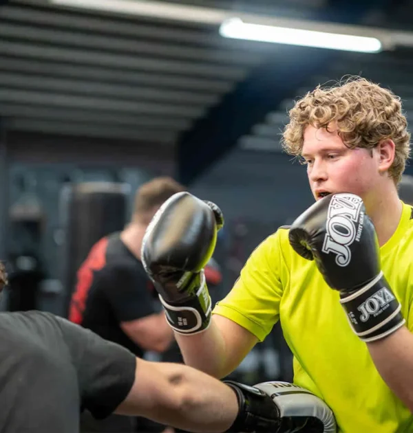 Bokslessen Leiden bokszak Sporter traint op de bokszak tijdens de boksles bij BOKS Leiden