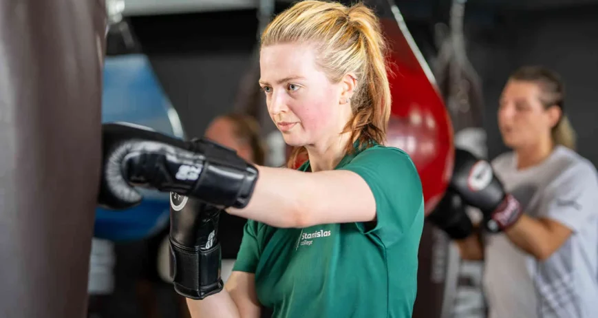 Sporter traint zonder sparren op de bokszak bij BOKS Leiden