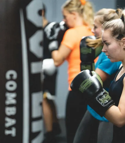 Sporter traint zonder sparren op de bokszak bij BOKS Gouda