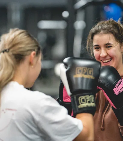 Vrouwen oefenen stoottechnieken tijdens de dames boksles bij BOKS Gouda