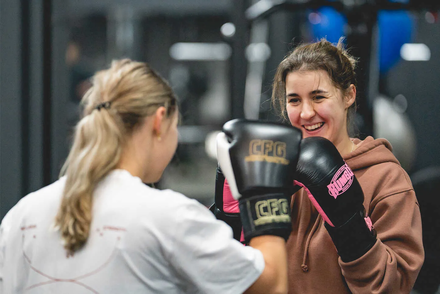 Vrouwen oefenen stoottechnieken tijdens de dames boksles bij BOKS Gouda