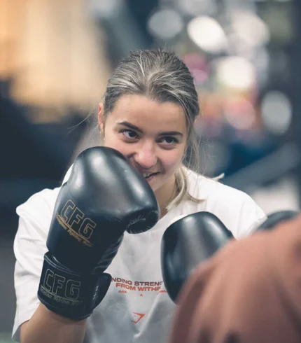 Vrouwen trainen op de bokszak tijdens de dames boksles bij BOKS Gouda