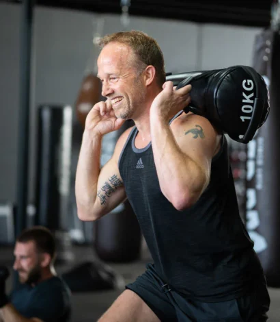 Fitboxing training bij BOKS Gouda met een intensieve workout op de bokszak
