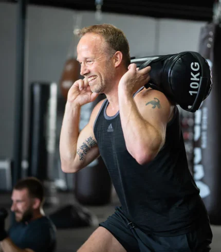 Fitboxing training bij BOKS Gouda met een intensieve workout op de bokszak