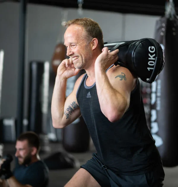 Fitboxing training bij BOKS Gouda met een intensieve workout op de bokszak