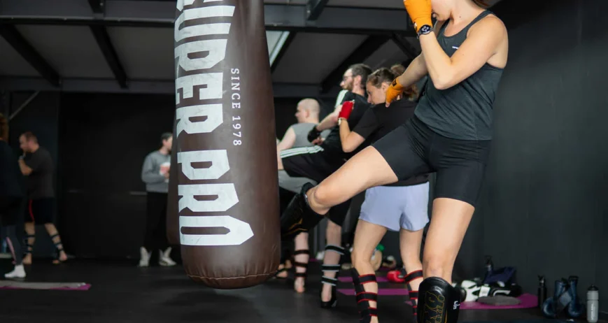 Conditietraining met kickboksen op de bokszak bij BOKS Gouda