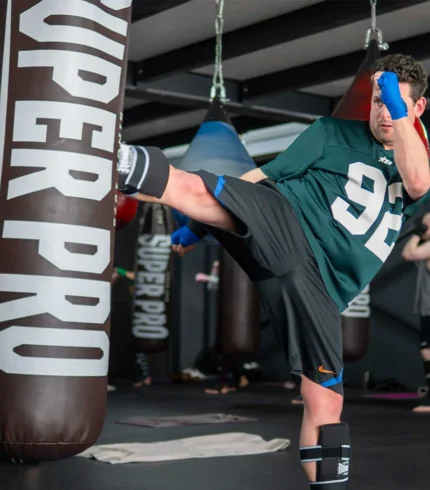 Kickbokszaktraining bij BOKS Gouda met trap- en stoottechnieken op de bokszak