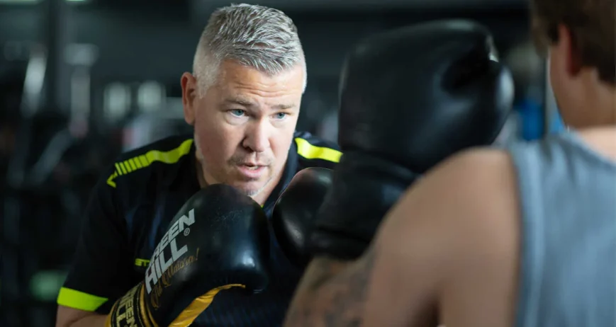 Trainer begeleidt volwassenen tijdens de boksles bij BOKS Gouda