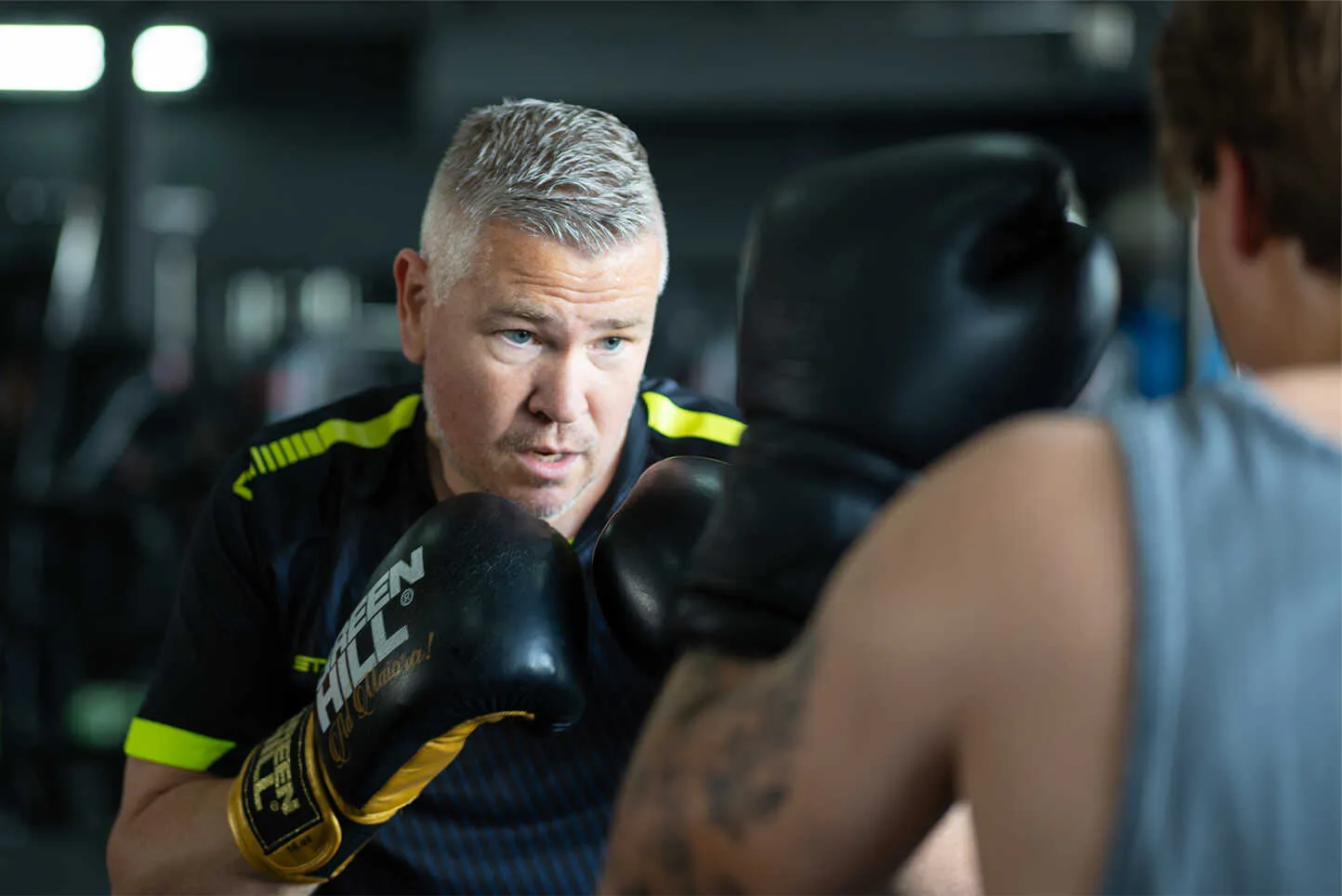 Trainer begeleidt volwassenen tijdens de boksles bij BOKS Gouda