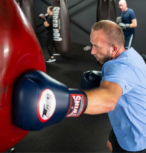 Bokszaktraining bij BOKS Gouda met stoottechnieken op de bokszak