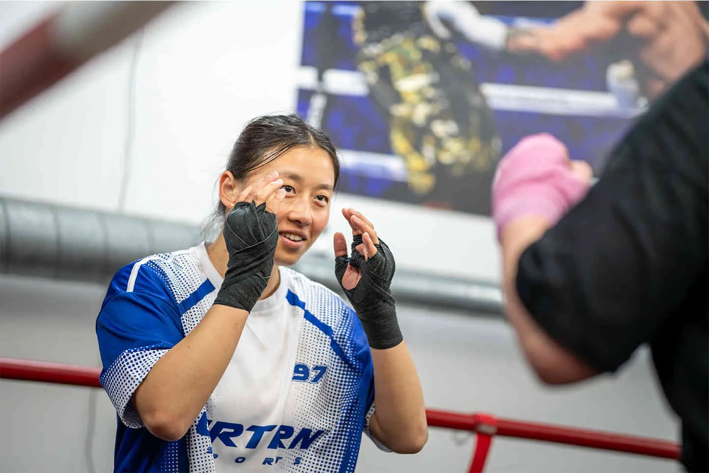 Vrouwen trainen op de bokszak tijdens de dames kickboksles bij BOKS Leiden