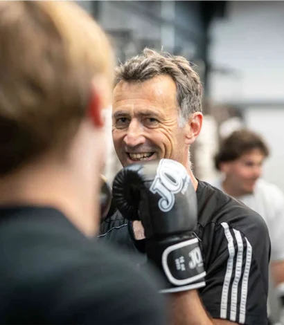 Bokser werkt aan conditie en techniek tijdens de boksles bij BOKS Leiden