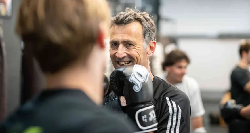Bokser werkt aan conditie en techniek tijdens de boksles bij BOKS Leiden