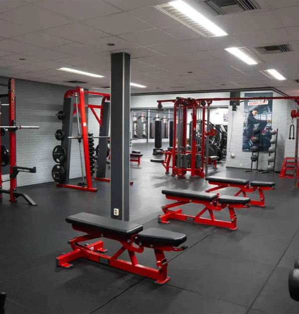 Professionele boksring in de trainingsruimte van BOKS Leiden