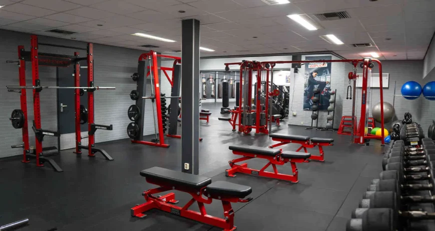 Professionele boksring in de trainingsruimte van BOKS Leiden