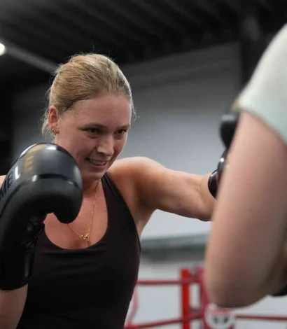 Vrouwen trainen op de bokszak tijdens de ladies only les bij BOKS Leiden