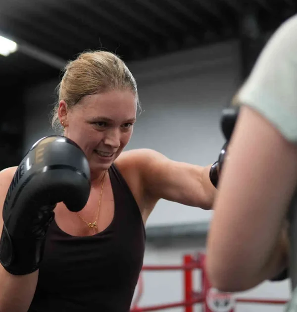 Boksen voor vrouwen Leiden bokszak Vrouwen trainen op de bokszak tijdens de ladies only les bij BOKS Leiden